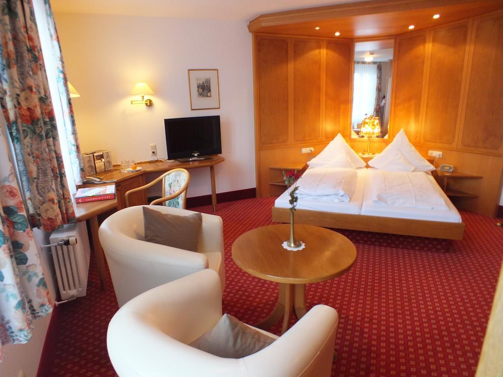 Hotel-Gasthof Zum Weyssen Roessle شيلتاخ الغرفة الصورة