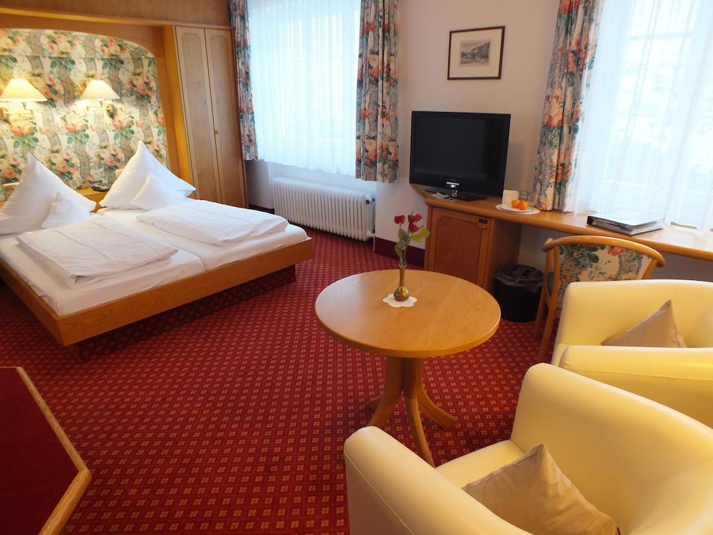 Hotel-Gasthof Zum Weyssen Roessle شيلتاخ الغرفة الصورة