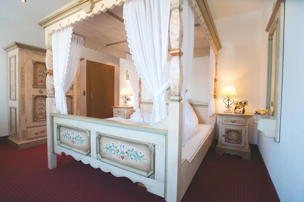 Hotel-Gasthof Zum Weyssen Roessle شيلتاخ الغرفة الصورة