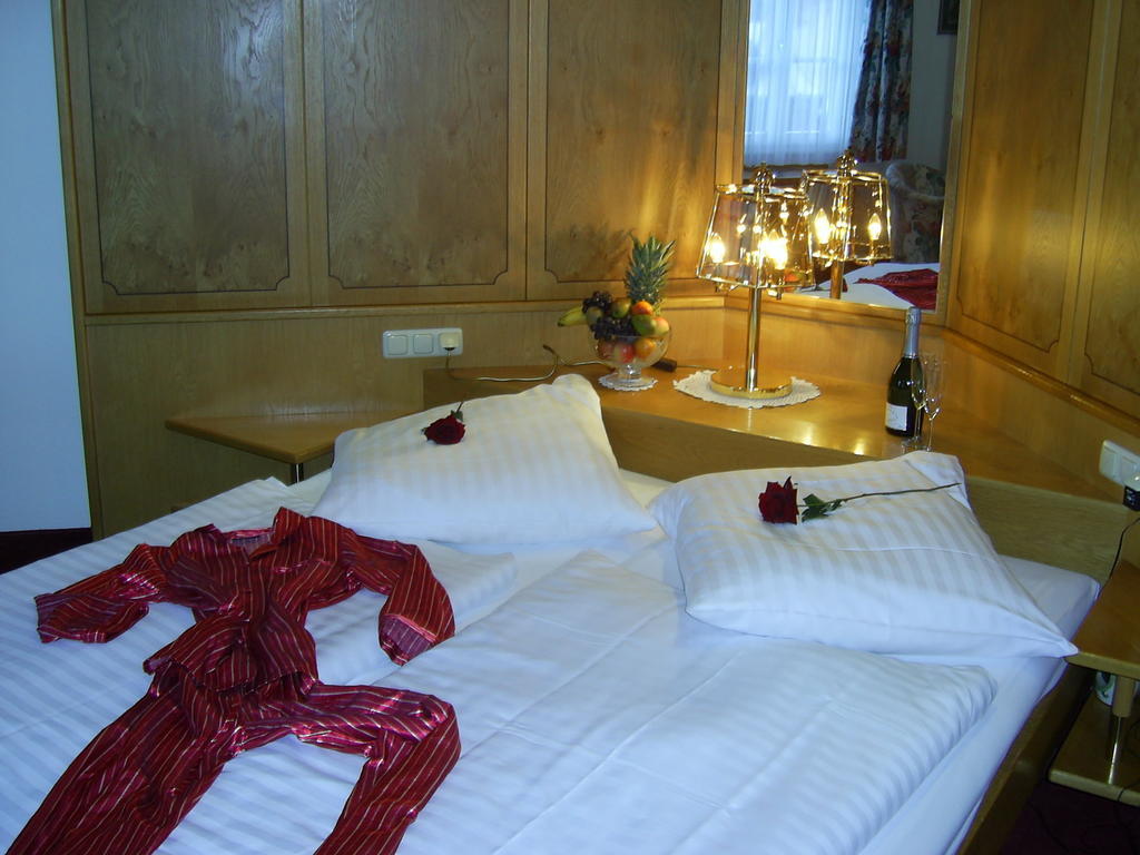 Hotel-Gasthof Zum Weyssen Roessle شيلتاخ الغرفة الصورة